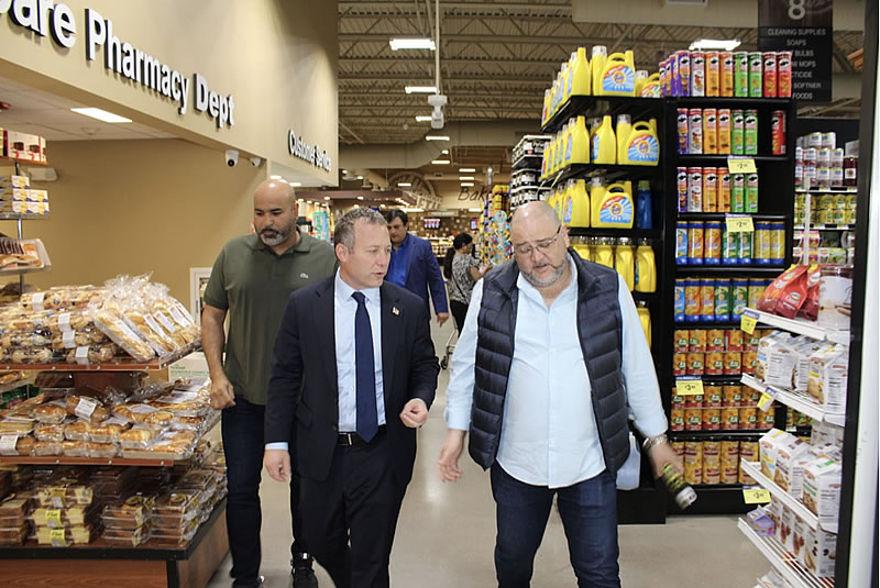 Josh recorriendo Extra Supermarket con el dueño, Ibraim.