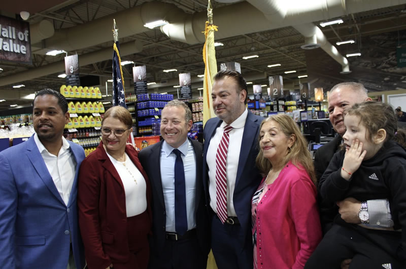 Josh tomándose una foto con líderes de la comunidad latina.
