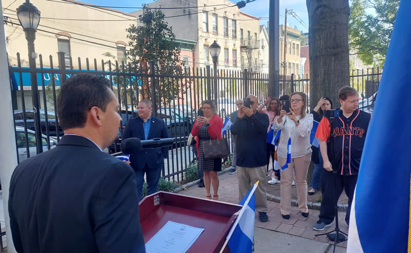 Izamiento de Bandera de El Salvador en Newark