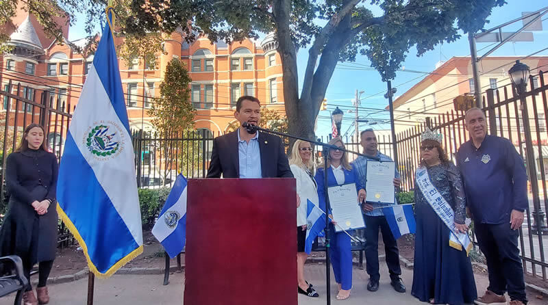 Izamiento de Bandera de El Salvador en Newark