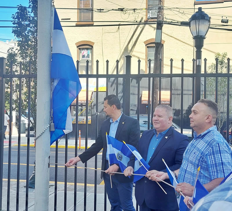 Izamiento de Bandera de El Salvador en Newark 